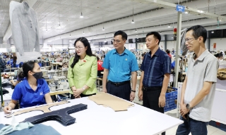 Bắc Ninh: Đại biểu Quốc hội thăm, tặng quà công nhân lao động bị ảnh hưởng bởi bão số 4