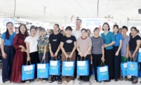 Bắc Ninh: Liên đoàn Lao động tỉnh tặng quà công nhân bị ảnh hưởng do bão lũ