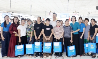 Bắc Ninh: Liên đoàn Lao động tỉnh tặng quà công nhân bị ảnh hưởng do bão lũ