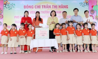 Phó Chủ tịch Thường trực HĐND thành phố Bắc Ninh Trần Thị Hằng tặng quà Tết Trung thu Trường Mầm non Tân Dĩnh