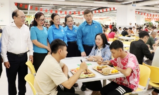 Phó Chủ tịch Tổng Liên đoàn Lao động Việt Nam Thái Thu Xương thăm, tặng quà công nhân tại Bắc Ninh