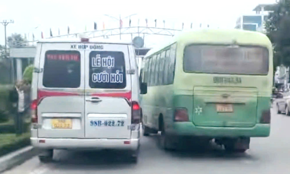 Cần làm rõ hành vi của tài xế "xe dù” trong vụ chèn ép với xe buýt
