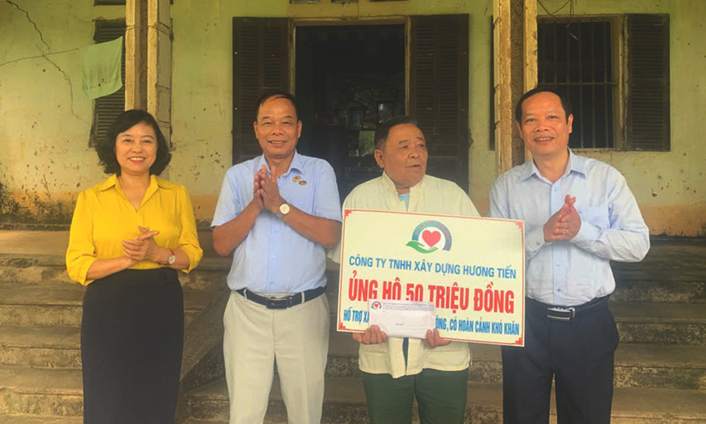 Phó Chủ tịch HĐND tỉnh Nghiêm Xuân Hưởng thăm, tặng quà người có công xã Lục Sơn