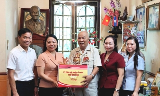 Ủy ban MTTQ tỉnh Bắc Ninh thăm, tặng quà Mẹ Việt Nam Anh hùng, Anh hùng Lực lượng vũ trang nhân dân