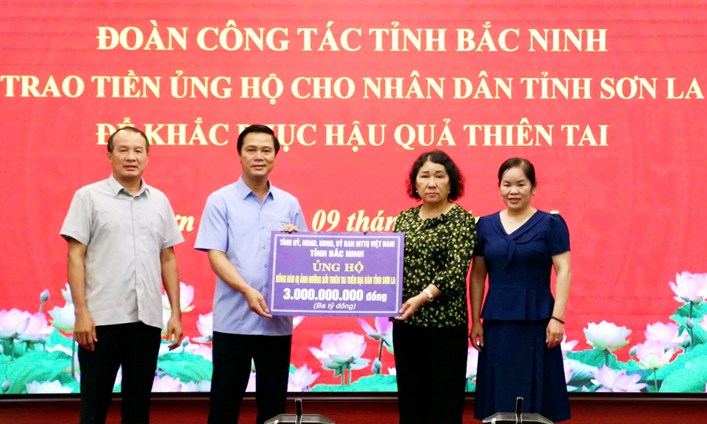  Đoàn công tác tỉnh Bắc Ninh thăm, tặng quà người dân Sơn La bị ảnh hưởng do thiên tai