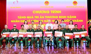 Bắc Ninh: Tặng quà tri ân Mẹ Việt Nam Anh hùng và thương binh nặng 