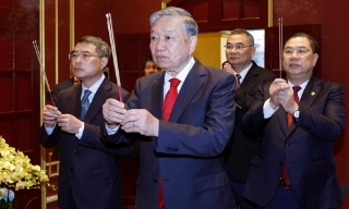 Tổng Bí thư Tô Lâm dâng hương tại Khu Di tích Hoàng thành Thăng Long và Di tích Nhà 67