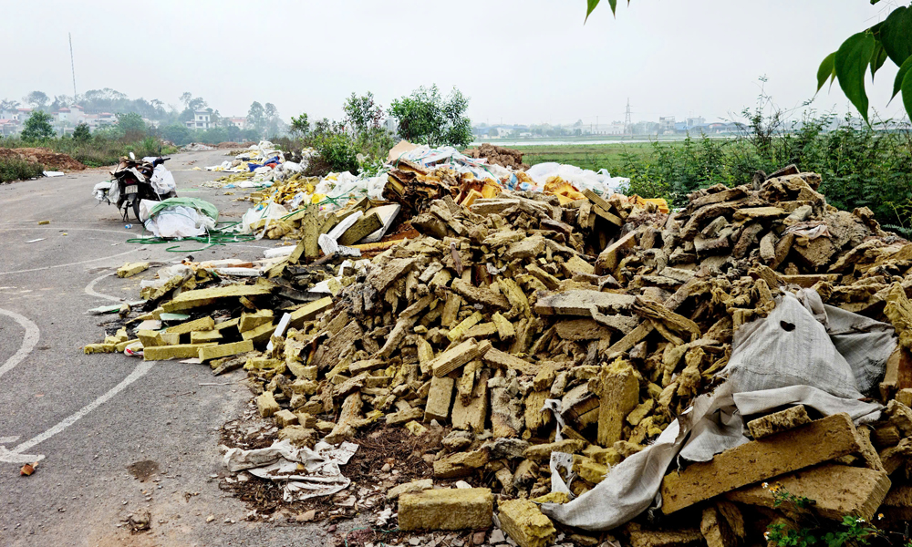 Thị xã Việt Yên: Đoạn đường đẹp biến thành bãi rác công nghiệp