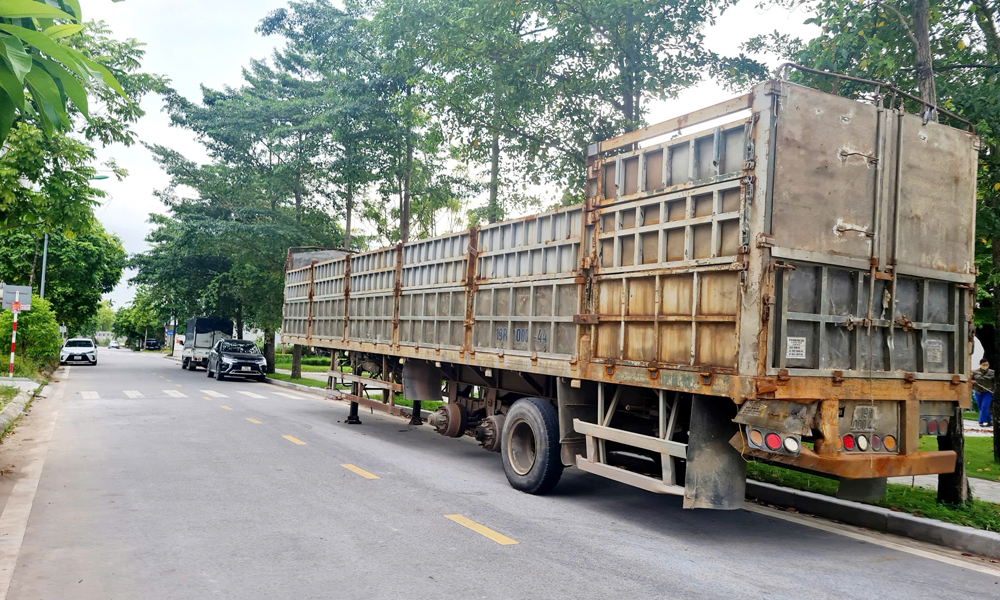  Xe hỏng chiếm dụng lòng đường, cản trở giao thông ở Khu đô thị Bách Việt (phường Bắc Giang)