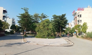 Xe hỏng chiếm dụng lòng đường tại Khu đô thị Bách Việt (phường Bắc Giang) đã được di dời