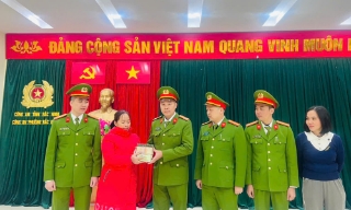 Công an phường Bắc Giang trao lại hơn 365 triệu đồng cho công dân chuyển nhầm qua tài khoản