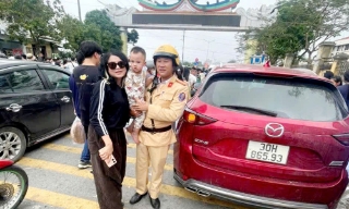 Tổ Cảnh sát giao thông Tiên Du giải cứu kịp thời cháu bé mắc kẹt trong ô tô