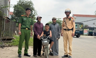 Kịp thời giúp cháu bé đi lạc giữa dòng xe cộ trở về với gia đình