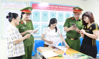 Công an 99 phường, xã ra quân hướng dẫn, giải quyết thục hành chính cho người dân