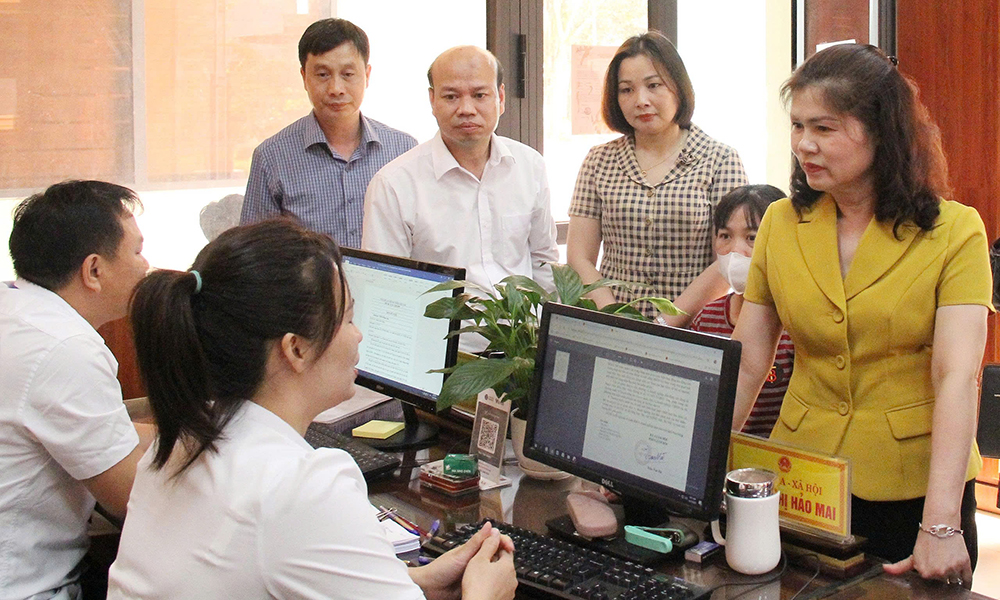 Phó Chủ tịch HĐND tỉnh Bắc Ninh Lâm Thị Hương Thành làm việc với Ban Thường vụ Đảng ủy xã Đông Cứu