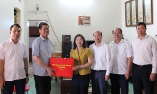 Phó Chủ tịch HĐND tỉnh Bắc Ninh Lâm Thị Hương Thành thăm, tặng quà hai người có công 