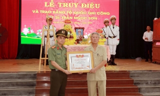 Công an tỉnh Bắc Ninh: Trao Bằng Tổ quốc ghi công cho liệt sĩ Trần Ngọc Sơn