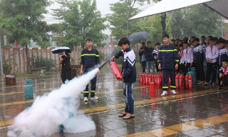 Bắc Ninh: Gần 1 nghìn học sinh, giáo viên, người dân trải nghiệm chữa cháy và cứu nạn, cứu hộ 
