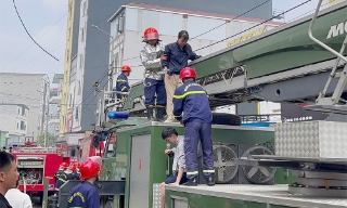 Bắc Ninh: Cháy nhà trọ tại phường Nếnh, 8 người mắc kẹt được giải cứu 