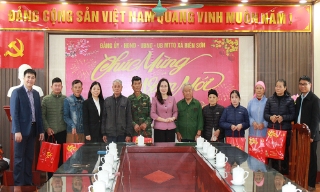 Đại biểu Quốc hội Đỗ Thị Việt Hà tặng quà Tết người có công và gia đình hoàn cảnh khó khăn