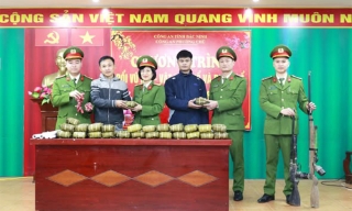 Công an phường Chũ tổ chức chương trình "Đổi vũ khí, vật liệu nổ, pháo nổ lấy quà Tết" 