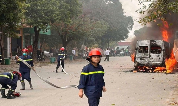 Bắc Ninh: Xe ô tô cháy rụi khi đang lưu thông trên đường