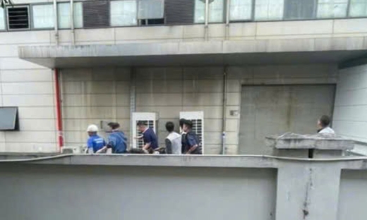 Nổ khi sửa chữa điều hoà, 2 công nhân bị thương