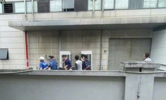 Nổ khi sửa chữa điều hoà, 2 công nhân bị thương