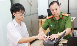 Dịp lễ Giỗ Tổ, Công an các xã, phường vẫn trực thu nhận hồ sơ cấp căn cước cho người dân