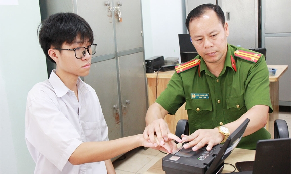 Dịp lễ Giỗ Tổ, Công an các xã, phường vẫn trực thu nhận hồ sơ cấp căn cước cho người dân