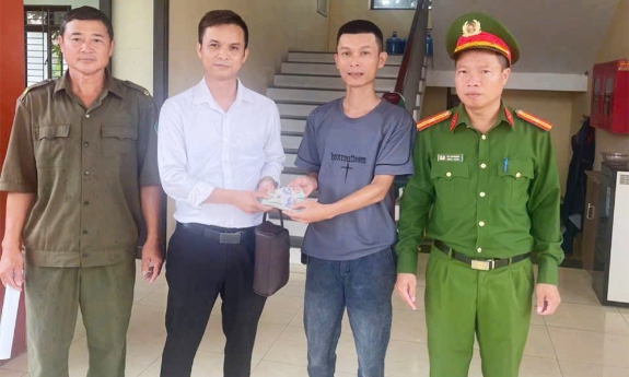 Bắc Ninh: Nhanh chóng xác minh, trao trả 100 triệu đồng cho người đánh rơi