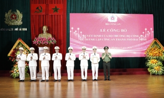 Công bố quyết định thành lập Công an thành phố Bắc Ninh và 12 công an phường