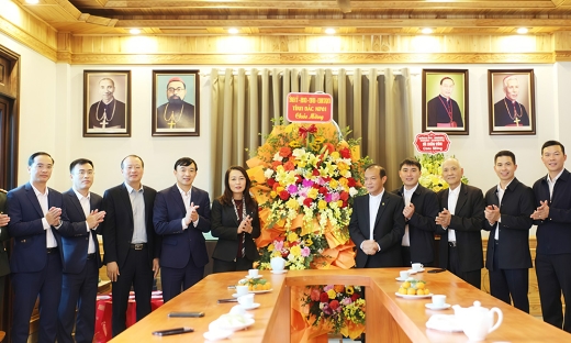 Phó Bí thư Thường trực Tỉnh ủy Nguyễn Thị Hương chúc mừng Giáo xứ Ngọ Xá nhân dịp Lễ Giáng sinh