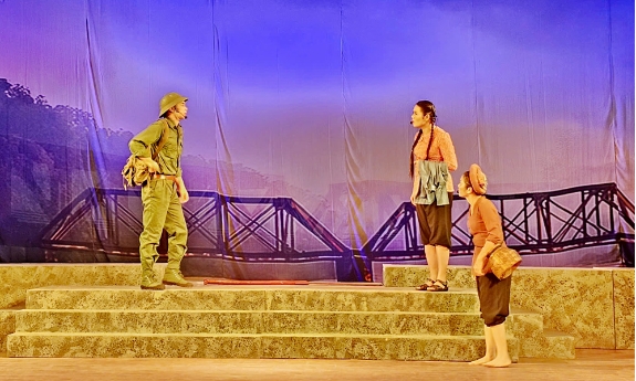 Nhà hát Chèo Bắc Ninh biểu diễn miễn phí phục vụ chiến sĩ, Nhân dân