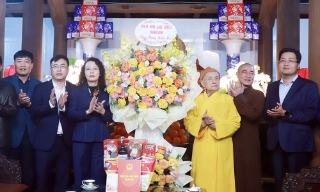 Phó Bí thư Thường trực Tỉnh ủy Nguyễn Thị Hương chúc Tết Hòa thượng Thích Thanh Dũng