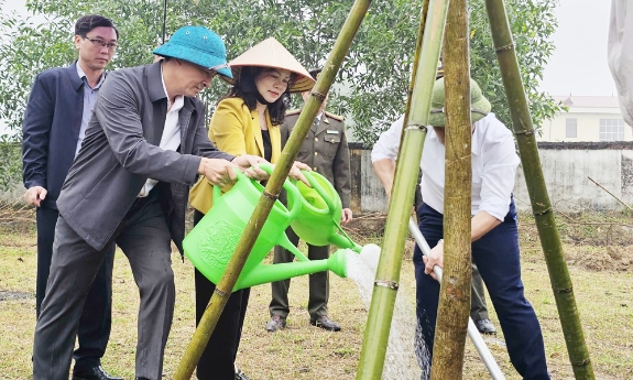 Phó Chủ tịch HĐND tỉnh Lâm Thị Hương Thành dự lễ phát động Tết trồng cây tại xã Hiệp Hòa