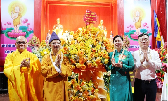 Phó Chủ tịch Thường trực HĐND tỉnh chúc mừng Đại lễ Phật đản tại chùa Hoa Nghiêm Tây Yên Tử