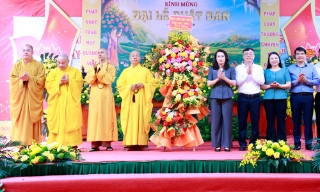 Phó Bí thư Thường trực Tỉnh ủy Bắc Ninh Nguyễn Thị Hương chúc mừng Đại lễ Phật đản tại chùa Vĩnh Nghiêm