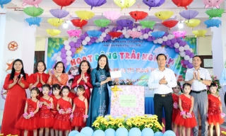 Chủ nhiệm Ủy ban Kiểm tra Thành ủy Bắc Ninh tặng quà Trung thu tại Trường Mầm non Cao Đức