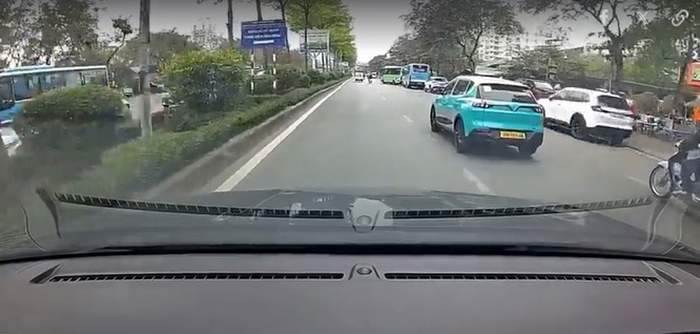 Thanh niên nhảy ra trước đầu ôtô 'như dưới đất chui lên'