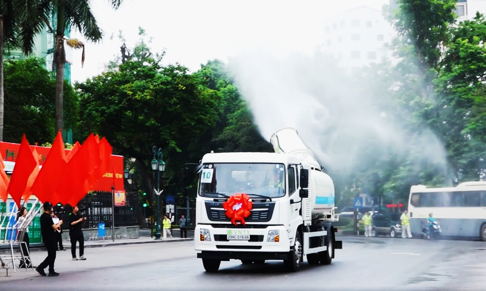 Loạt xe thu gom rác kiểu mới lần đầu hoạt động trên phố Hà Nội