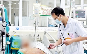 Toàn thân bầm tím sau 3 ngày ăn tiết canh