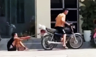Phẫn nộ hình ảnh bé trai bị bố xích chân kéo trên đường phố Hải Phòng