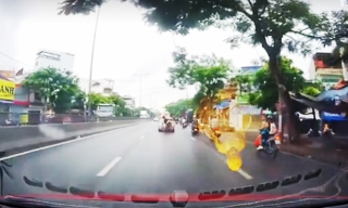 Mải xem điện thoại, người đi xe máy đâm móp đuôi ôtô