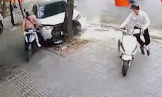 Khoảnh khắc ôtô 5 chỗ lao vào hàng loạt xe máy