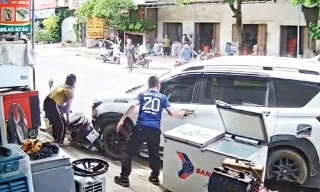 Người dân đập cửa cứu tài xế bất tỉnh trong xe