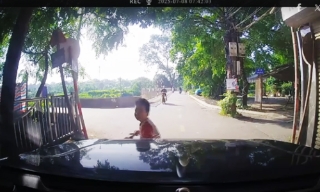 Cậu bé đi xe đạp lao thẳng vào đầu ôtô