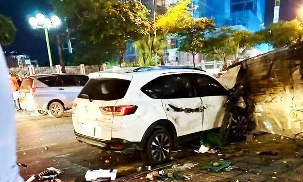  Lái xe ô-tô có biểu hiện say xỉn đâm hàng loạt xe tại Hà Đông (Hà Nội), ít nhất 1 người tử vong