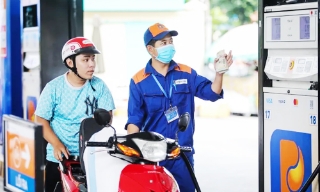 Giá xăng giảm về dưới 20.000 đồng một lít