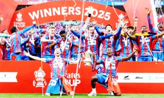 Crystal Palace mất suất Europa League vì không đọc mail từ UEFA
